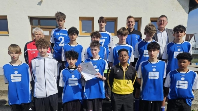 Auf dem Bild die Mannschaft der Mittelschule Vilseck nach dem Regionalentscheid auf dem Sportgelände des FV Vilseck: (von links) Schiedsrichter Christian Trummer, Fußball-Obmann Alexander Merkl sowie Bürgermeister Hans-Martin-Schertl. (Bild: Karl-Heinz Grollmisch)