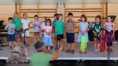 Kinder der musikalischen Früherziehung bei ihrem Eröffnungslied (Bild: Alfred Geitner)