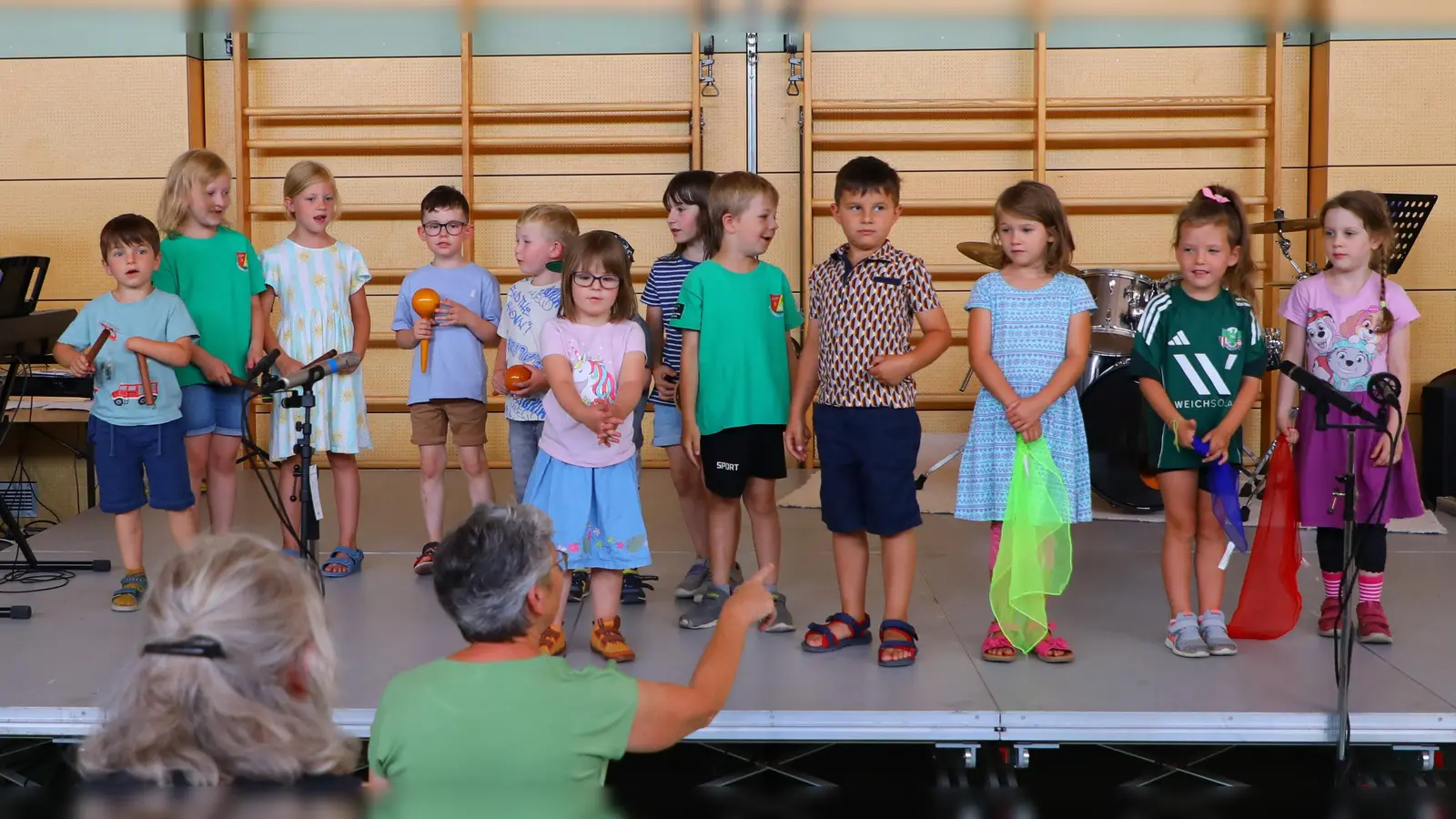 Kinder der musikalischen Früherziehung bei ihrem Eröffnungslied (Bild: Alfred Geitner)