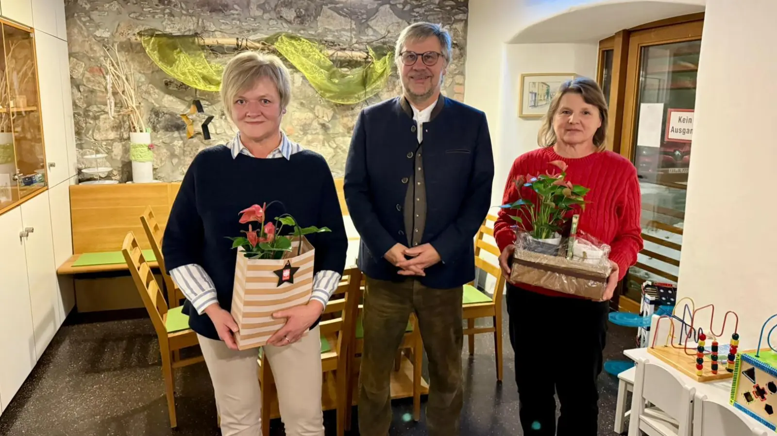 Martin Kneidl (Mitte), Vorstand der Caritas Tirschenreuth-Wunsiedel, bedankte sich bei Maria Frank (li.) für 20 Jahre Betriebszugehörigkeit und verabschiedete Rosemarie Zant (re.) nach 28 Jahren in den wohlverdienten Ruhestand. (Bild: Lisa Ottlinger )