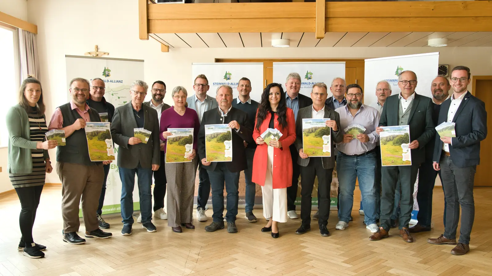 Die Bürgermeister der Steinwald-Allianz präsentieren das neue Programm der „Bio-Erlebnisse“. (Bild: Steinwald-Allianz)
