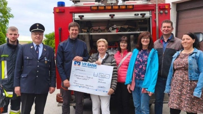 von links: Jugendwart Dominik Bönisch, Reinhard Bauer Kommandant der Feuerwehr Adlholz, Jugendwart Bene Bauer, Ingrid Kurz, Cornelia Gäck, Evi Höllerer, Dominik Sachsenhauser Feuerwehr Adlholz, Diane Schoberth (Bild: Diane Schoberth)