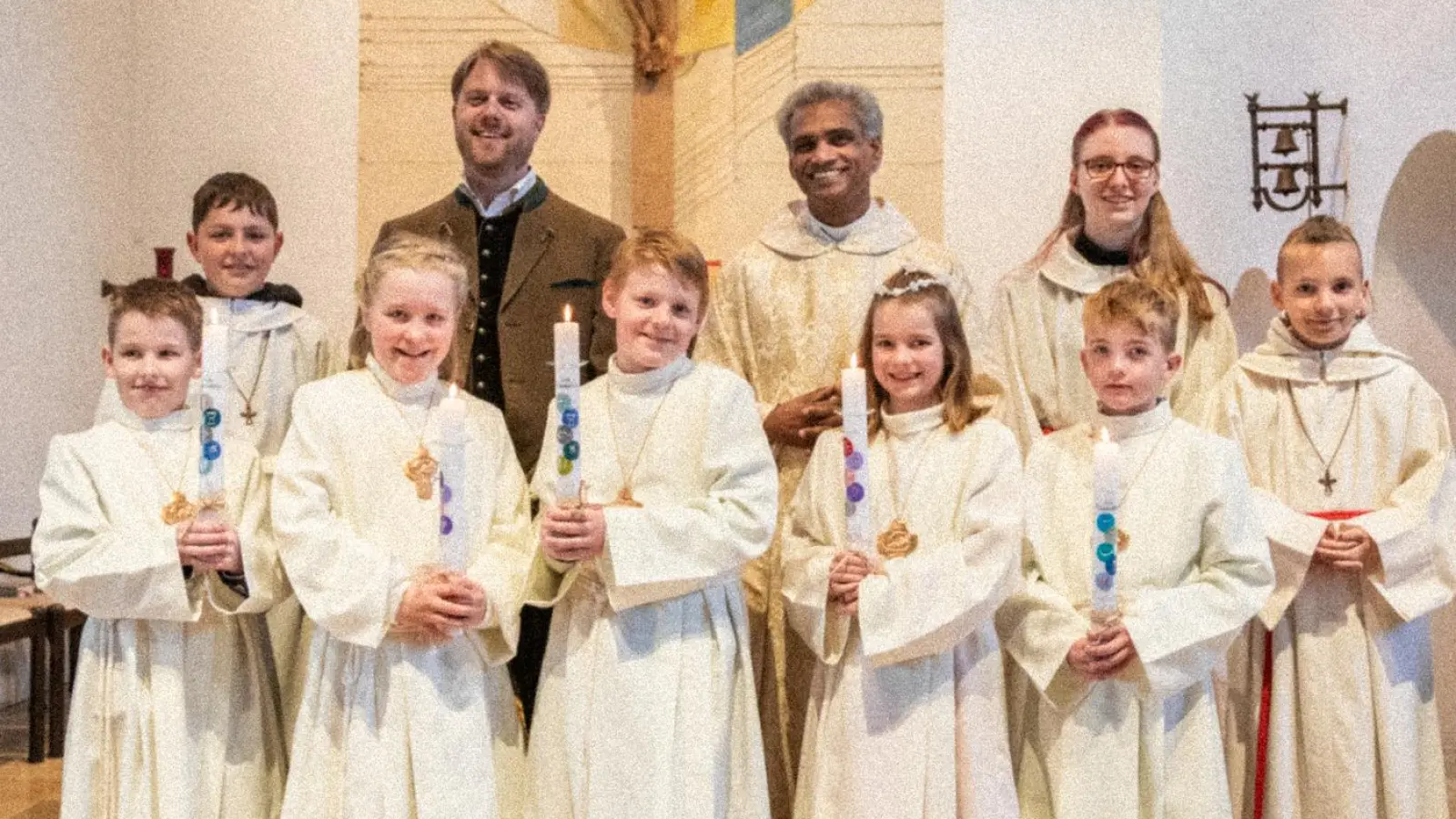 Fünf Kinder gingen am Weißen Sonntag zum ersten Mal zum Tisch des Herrn. Sie wurden von Pater Joy und Pastoralreferent Maximilian Pravida vorbereitet.  (Bild: Juli Eberle)
