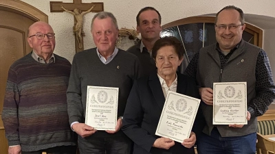 Für langjährige Mitgliedschaft geehrte Mitglieder (von rechts) Ludwig Gürtler, Franziska Eckl, Josef Glas mit Pfarrer Wilhelm Bauer (links) und Vorstand Richard Schneider  (Bild: Josef Glas)