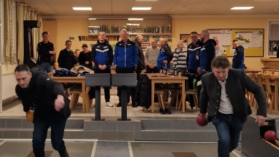 1. Vorstand Johannes Ries und Schirmherr Andreas Altmann eröffnen das Gemeindekegelpokalturnier. (Bild: Carolin Merkl)