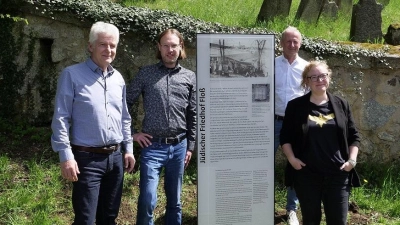 vl: Bürgermeister Robert Lindner, Dr. Timo Saalmann, Prof. Dr. Jörg Skriebeleit, Annabelle Lienhart vor der Informationstafel am Jüdischen Friedhof  (Bild: Jonas Garland)