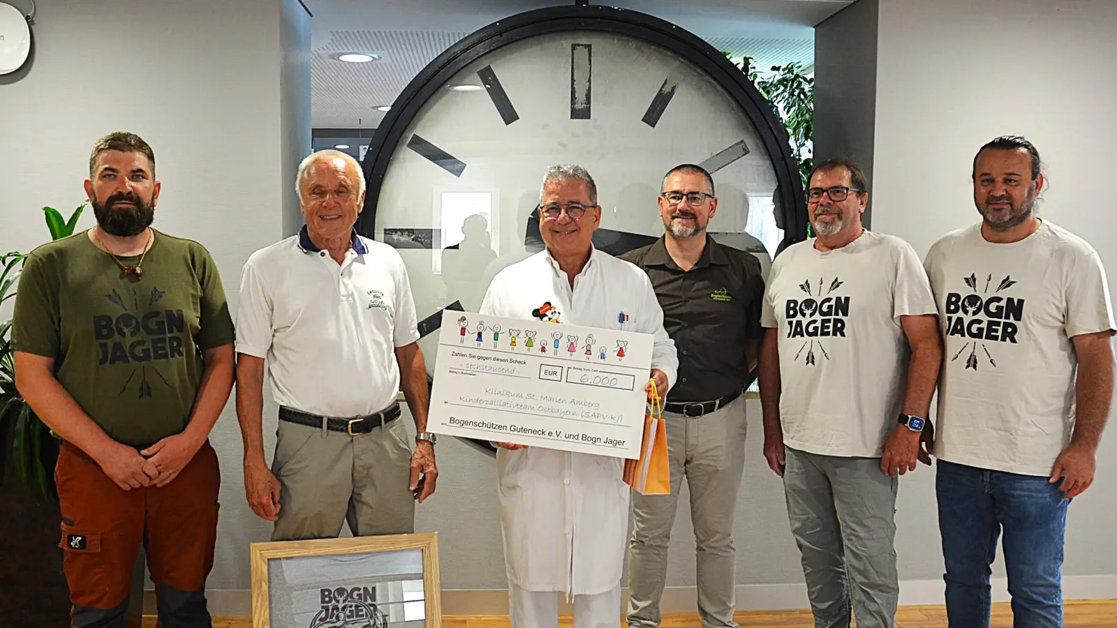 Der Chefarzt der Kinderklinik Dr. Andreas Fiedler zusammen mit Vertretern der Bogn Jager und der Bogenschützen Guteneck, von li. Daniel Kneisl, Max Haseneder, Josef Eckl, Hans Dieter Falk und Marco Weiß.  (Bild: Fritz Dietl)
