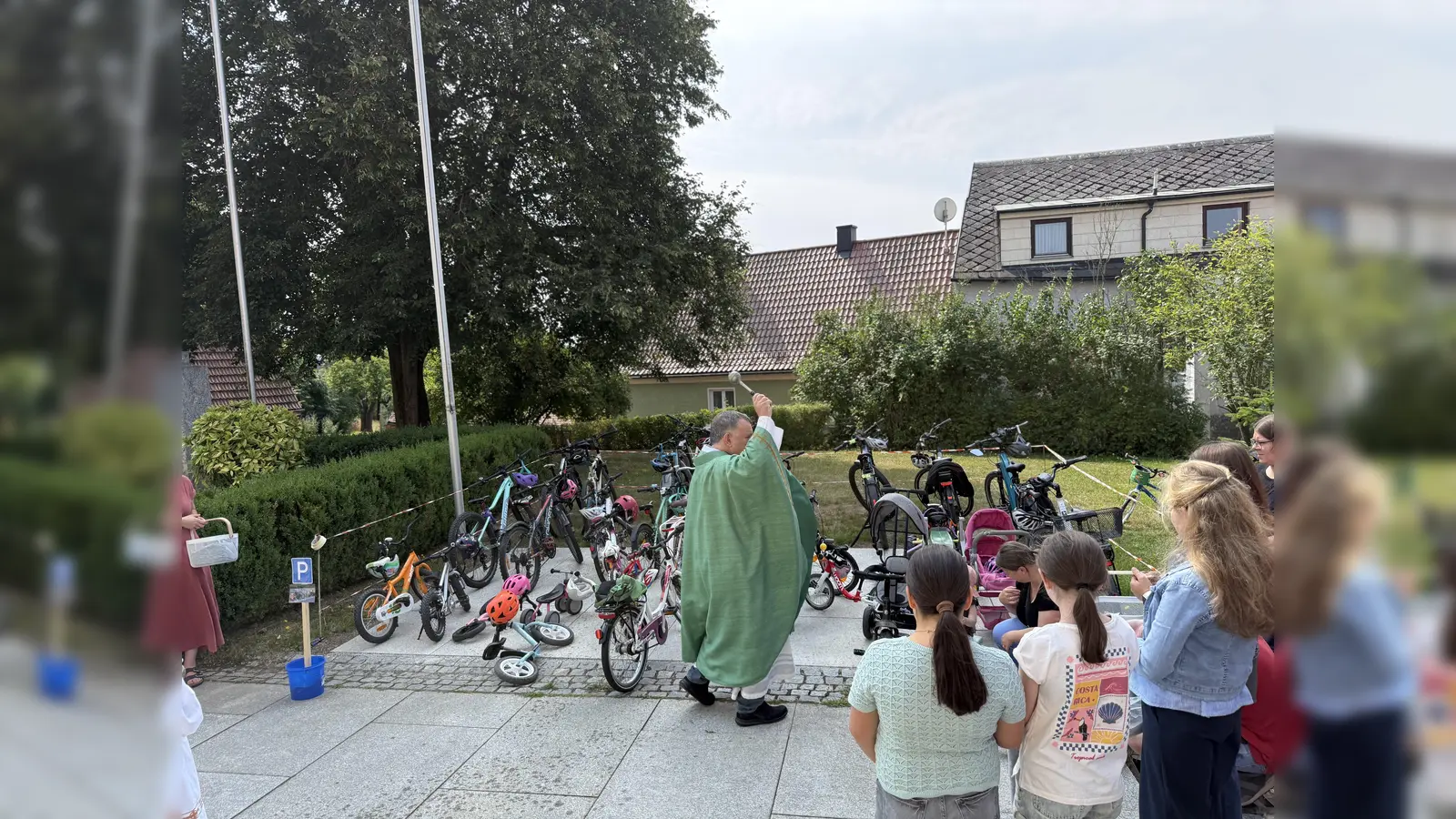 Pfarrer Dr. Dr. Matthias Nowotny segnet die Fahrräder, Tretroller und Bobbycars. (Bild: Jutta Meier)