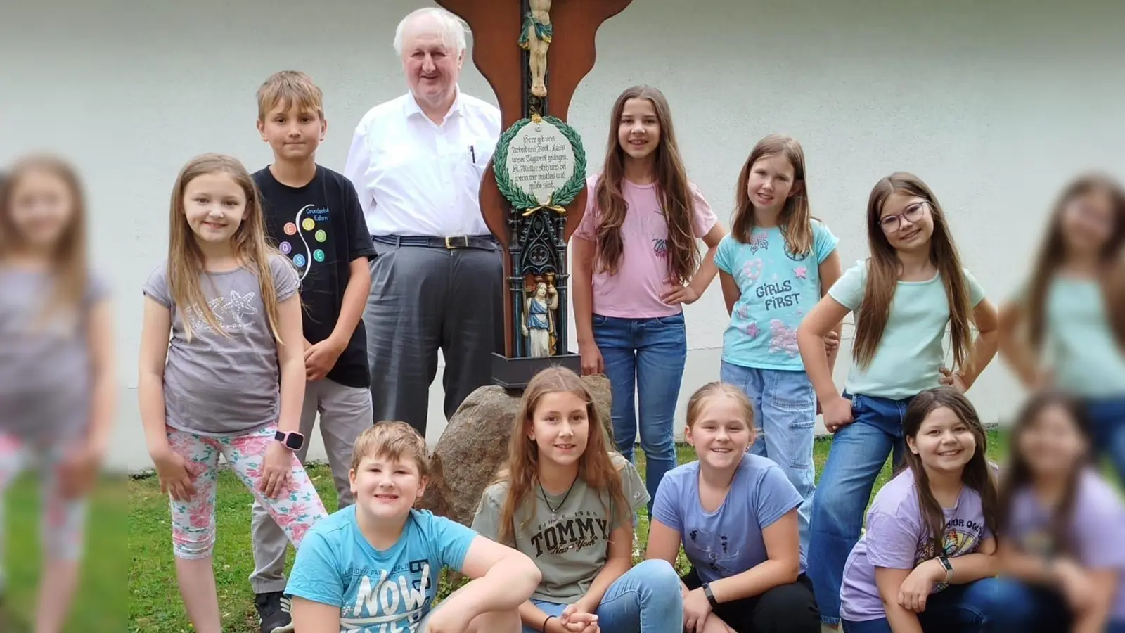Pfarrer Bauer begrüßt neun neue Ministrantinnen und Ministranten. (Bild: Ilona Grötsch)