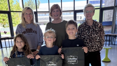 Konrektorin Sabine Spindler (hinten links) und Schulleiterin Michaela Bergmann (hinten rechts) freuen sich mit Ella, Johannes und Paul (vorne von links) über das Geschenk des Fördervereins, überreicht von der Vorsitzenden Gabi Schindler (hinten Mitte). (Bild: Barbara Eckl)