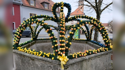 Osterbrunnen am Luitpoldplatz bereichert Flosser Ortsbild (Bild: Fred Lehner)