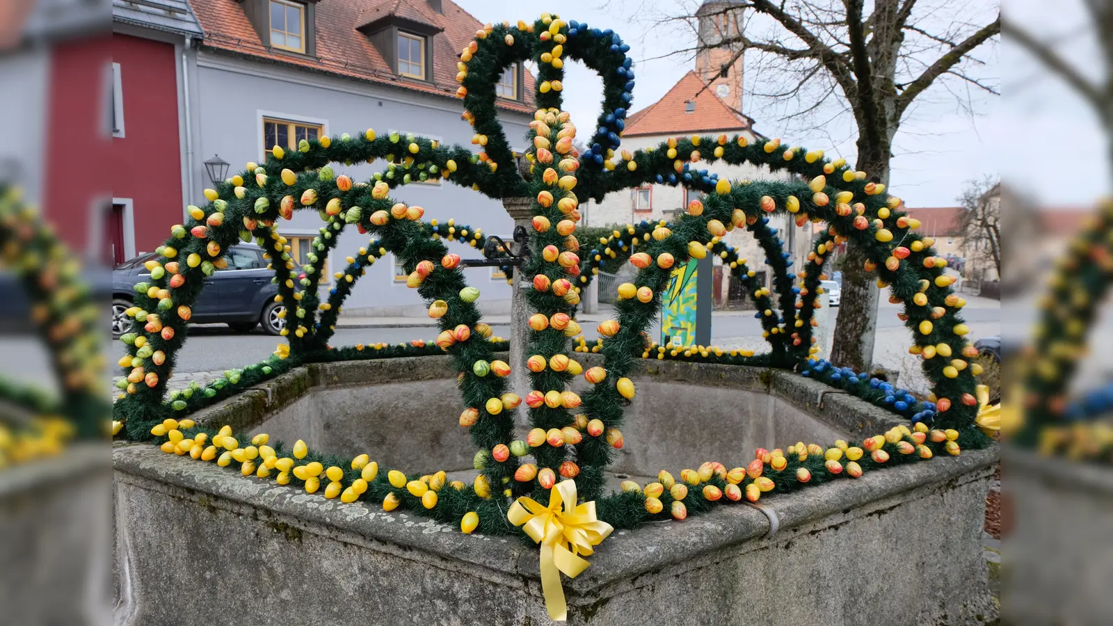 Osterbrunnen am Luitpoldplatz bereichert Flosser Ortsbild (Bild: Fred Lehner)