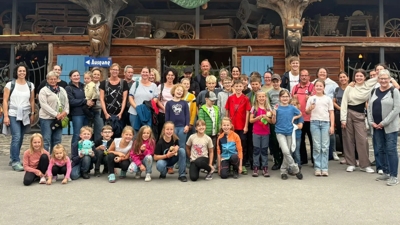 die gut gelaunte Gruppe im Freizeitpark Plohn (Bild: Pamela Wünsche)
