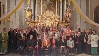 Gruppenbild der Ehejubilare mit Pfarrer Helmut Brügel, Pfarrvikar Ndudi, Pastoralreferent Stefan Dotzler, PGR-Sprechern Martin Bergmann und Willi Wiedenbauer. (Bild: Anita Hartmann (o.a.hartmann@t-online.de))