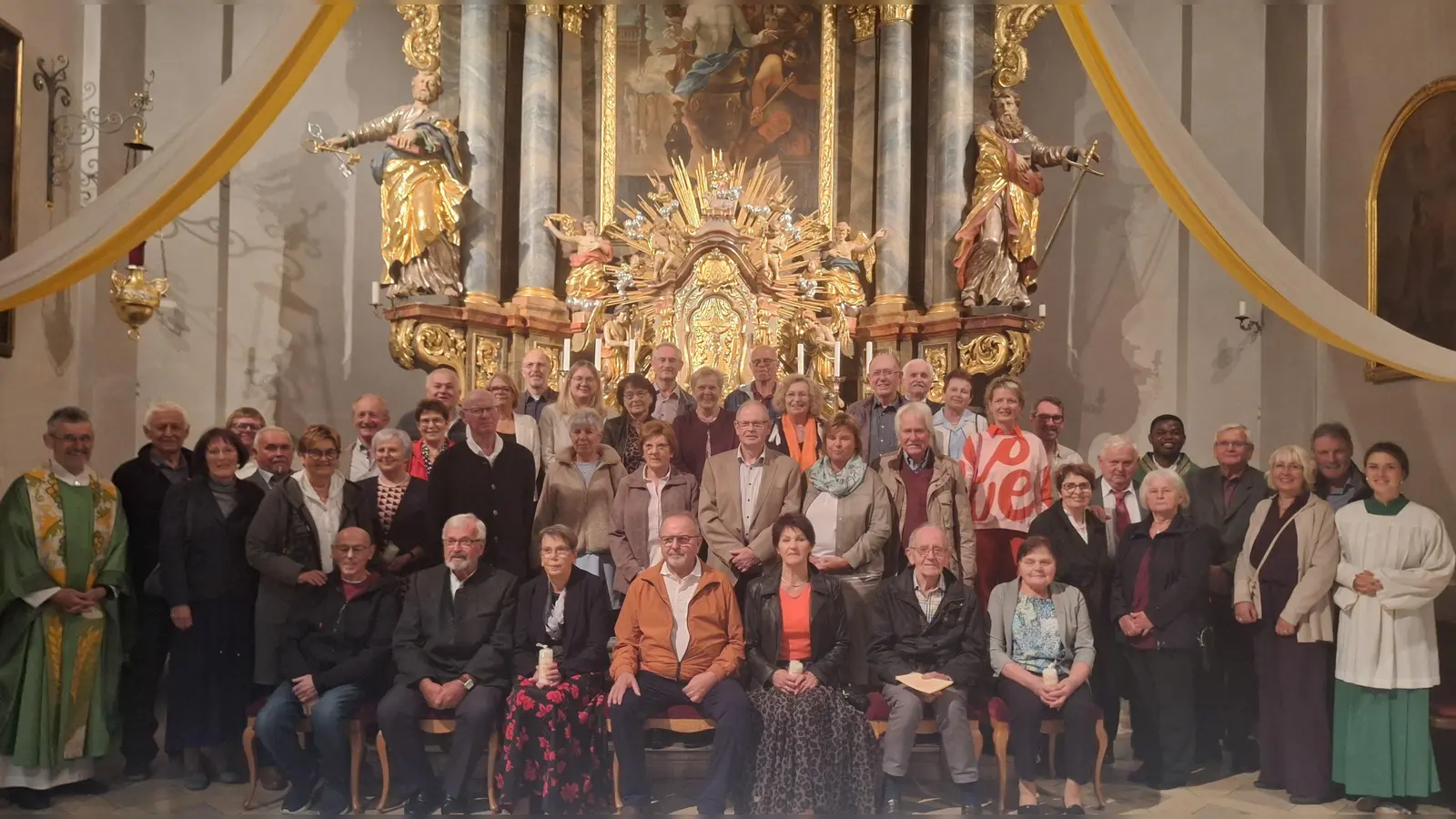 Gruppenbild der Ehejubilare mit Pfarrer Helmut Brügel, Pfarrvikar Ndudi, Pastoralreferent Stefan Dotzler, PGR-Sprechern Martin Bergmann und Willi Wiedenbauer. (Bild: Anita Hartmann (o.a.hartmann@t-online.de))