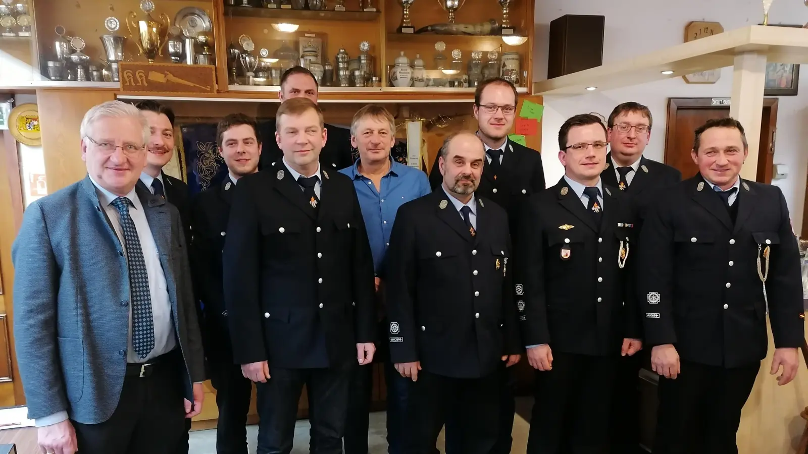 Der neue Vorstand der Feuerwehr Wetzldorf. Von Links 1. Bürgermeister von Erbendorf Johannes Reger, Schriftführer Tobias Meierhöfer, 2. Vorstand Tobias Rebel, 1. Vorstand Leo Fütterer, Kassier Stefan Stock, Kassenprüfer Ludwig Wennig, Kassenpfüfer Werner Schraml, Beisitzer Stefan Wenning, 2. Kommandant Manuel Köllner, Beisitzer Michael Janner, 1. Kommandant Rudi Schinner. (Bild: Tobias Meierhöfer)