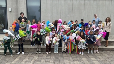 Die Erstklässler der Dreifaltigkeits-Grundschule (Schulhaus Krumbacher Straße) mit ihren Klassenlehrkräften Anja Decker und Michaela Grünwald und der Schulleitung Marion Ott. (Bild: Marion Ott)