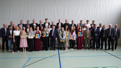 Preisträger mit Schulleitung und Ehrengästen. (Bild: Roland Frischholz)