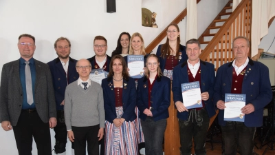 Sie gehören zum Stamm der aktiven Musikerinnen und Musiker der Musiker der Trachtenkapelle Hohenburg. Von links. Bürgermeister Florian Junkes, Vorsitzender Benjamin Siegert, Horst Bauer Nordbayerischer Musikbund, Raphael Junkes, Anja Paulus, Tanja Fruth, Marion Irlbacher, Emma Jung, Natalie Reiser, Georg Inselsperger und Markus Mitschke. (Bild: Paul Böhm)