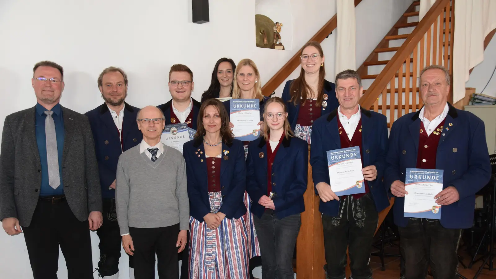 Sie gehören zum Stamm der aktiven Musikerinnen und Musiker der Musiker der Trachtenkapelle Hohenburg. Von links. Bürgermeister Florian Junkes, Vorsitzender Benjamin Siegert, Horst Bauer Nordbayerischer Musikbund, Raphael Junkes, Anja Paulus, Tanja Fruth, Marion Irlbacher, Emma Jung, Natalie Reiser, Georg Inselsperger und Markus Mitschke. (Bild: Paul Böhm)