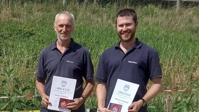 Wurden mit dem Sportabzeichen des Deutschen NAVC ausgezeichnet - Werner Söhnlein (links) in gold, sein Sohn Sebastian in silber. Herzlichen Glückwunsch! (Bild: Michael Luber)