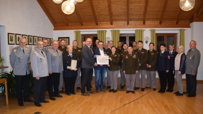Bei der Spendenübergabe im Freihunger Rathaus übergaben die Führungskräfte der US-Partnerverbände von der 18. CSSB und 702. EOD mit den Sammlern der Reservistenkameradschaft und Feuerwehren insgesamt etwas mehr als 4 200 Euro Spendengelder an den Volksbund Deutsche Kriegsgräberfürsorge. <br>(In der Mitte des Bildes) Bürgermeister Uwe König (9. v. links) übergibt zusammen mit der neuen Kommandeurin, Lieutenant Colonel Michelle Updike (11. v. links), symbolisch einen Spendenscheck an den Geschäftsführer des Bezirksverbandes Oberpfalz, Dr. Dario Vidojkovic (dazwischen). <br>Mit im Bild (4. v.links) Sammlungsleiter Oberstleutnant d.R. Norbert Bücherl und (rechts) Oberstleutnant d.R. Werner Gebhard (Ehrenkreisvorsitzender Verband der Reservisten der Deutschen Bundeswehr, Kreisgruppe Oberpfalz-Mitte). Dazwischen die ehrenamlichen Sammler und die Kompaniechefs und Kompaniefeldwebel der US-Einheiten. <br> (Bild: Nathalie Simmel, US-Armee, Public Affairs)