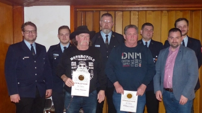 Die geehrten Mitglieder mit den Ehrengästen (Bild: Hans Meißner)