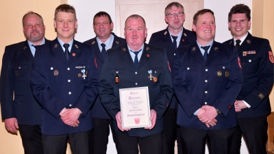 Stefan Schäffer (Mitte mit Urkunde) wird zum Ehrenmitglied der FF Aschach ernannt. 3. Bürgermeister Christian Drexler (von links). (Bild: Alfred Schorner)