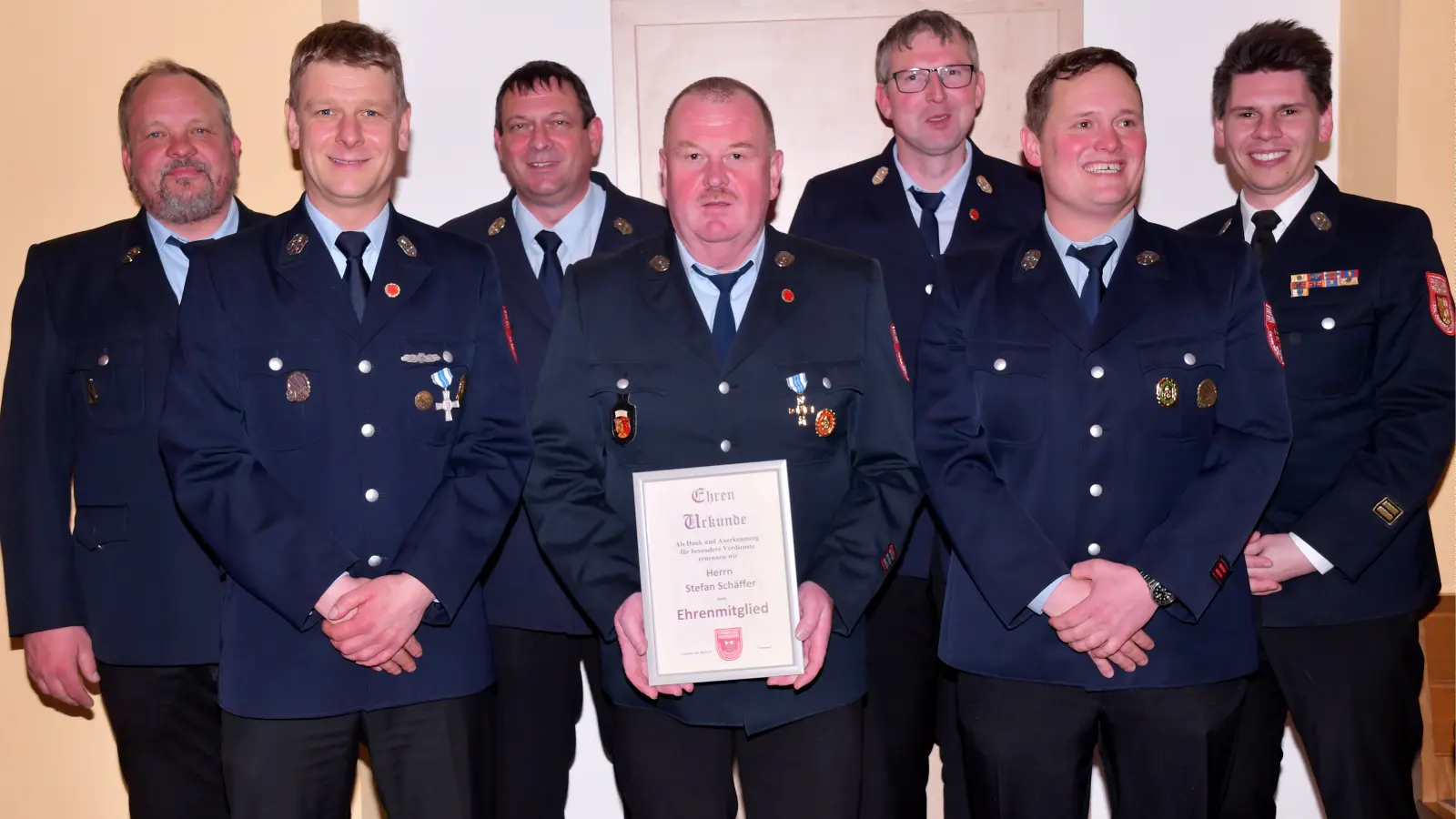 Stefan Schäffer (Mitte mit Urkunde) wird zum Ehrenmitglied der FF Aschach ernannt. 3. Bürgermeister Christian Drexler (von links). (Bild: Alfred Schorner)