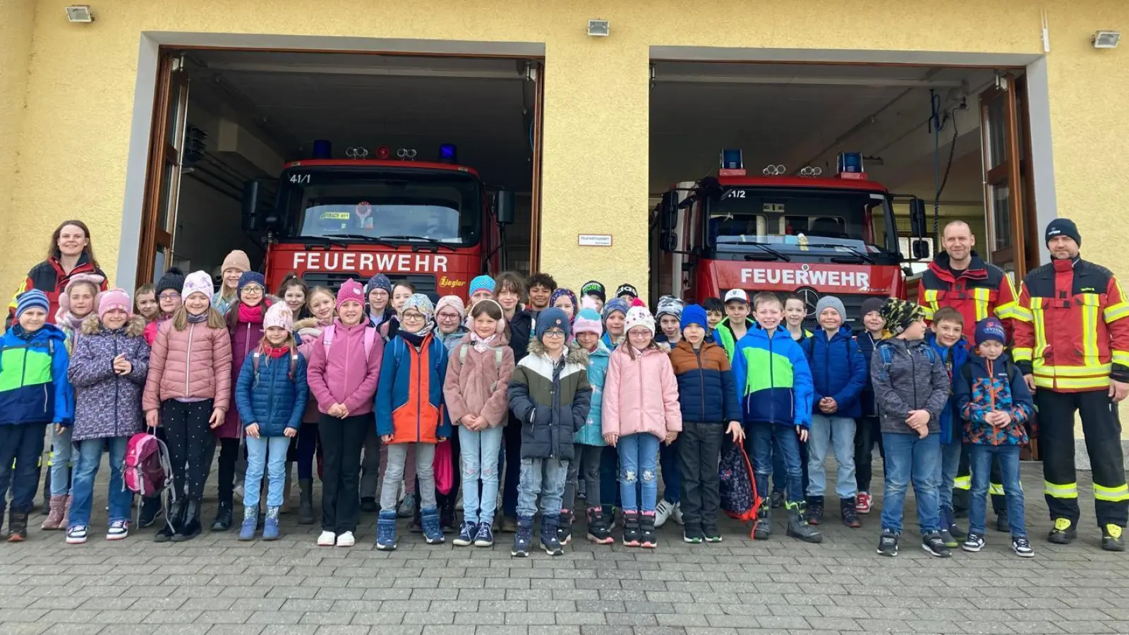 Klassen 2/3 a und b der Trautwein-Grundschule Moosbach bei der Feuerwehr  (Bild: Diana Troidl)