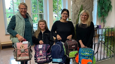 Nina Neumann (links) nimmt die Schultaschenspenden in Empfang. (Bild: Inge Dick)
