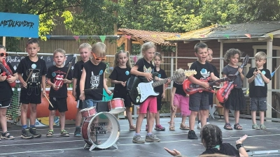 Unter Instrumentenbegleitung traten die Vorschulkinder auf. (Bild: Johann Bauer)