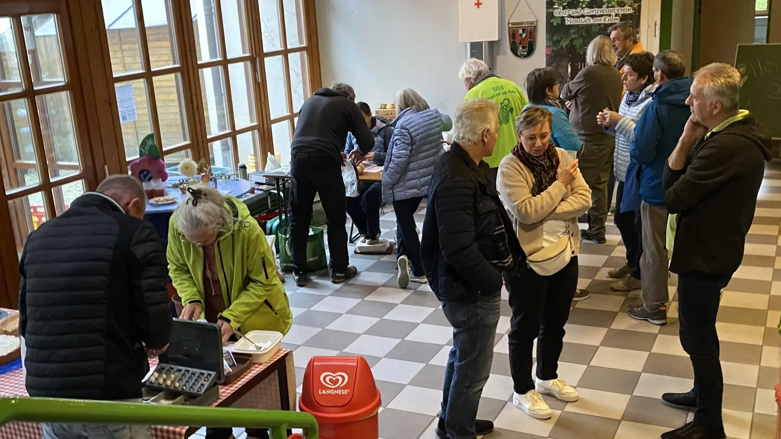 Großer Andrang herrschte bei der Apfelsortenbestimmung mit der Pomologin Katharina Hage (Bild: Karlheinz Schultes)