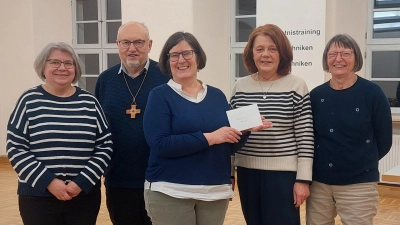 von links: Sandra Zölch, Landvolkpfarrer Anton Witt, Diözesangeschäftsführerin Maria Reitinger, 1. Vorsitzende Angelika Franz und Elisabeth Rickauer (Bild: Ulrike Beer)
