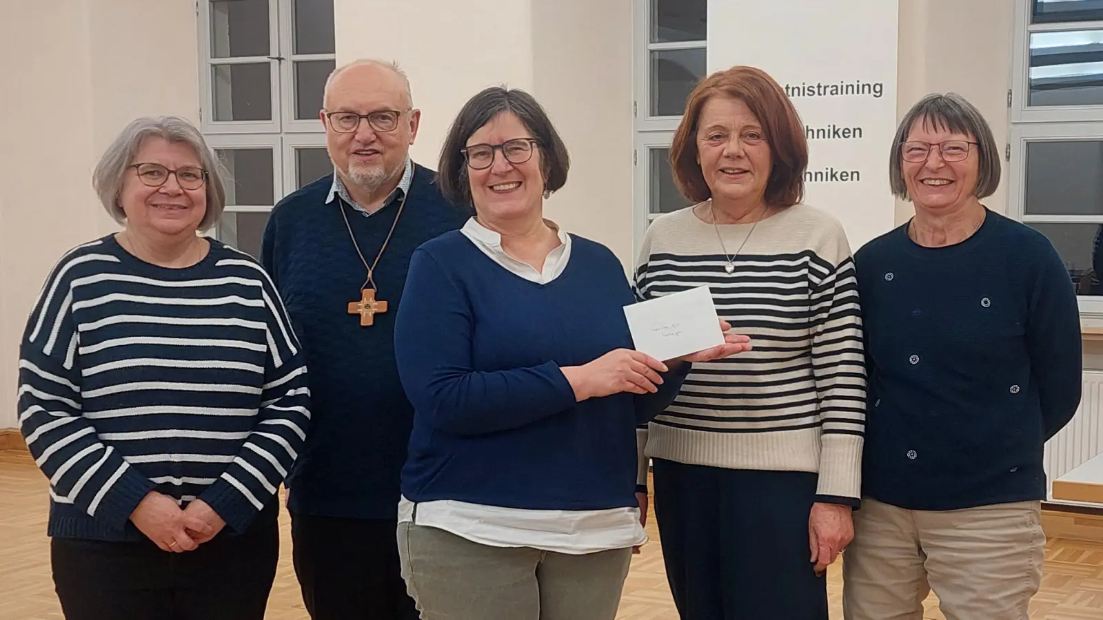 von links: Sandra Zölch, Landvolkpfarrer Anton Witt, Diözesangeschäftsführerin Maria Reitinger, 1. Vorsitzende Angelika Franz und Elisabeth Rickauer (Bild: Ulrike Beer)