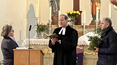 Pfarrer Matthias Weih verabschiedet Mesnerin Erika Striegl. Mit dabei der ebenfalls scheidende Vertrauensmann des Kirchenvorstands Helmut Krauß.  (Bild: Christian Seidl)