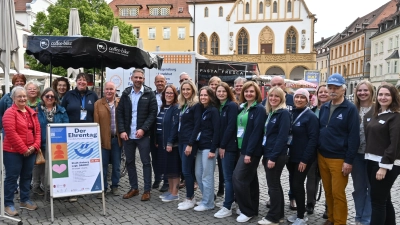 Ambergs neuer OB Michael Fritz (Achter von links) besuchte ebenfalls den Ehrentag am Amberger Marktplatz und zeigte sich beeindruckt vom großem Engagement der vertretenen Einrichtungen und Organisationen. (Bild: Simon Hauck)