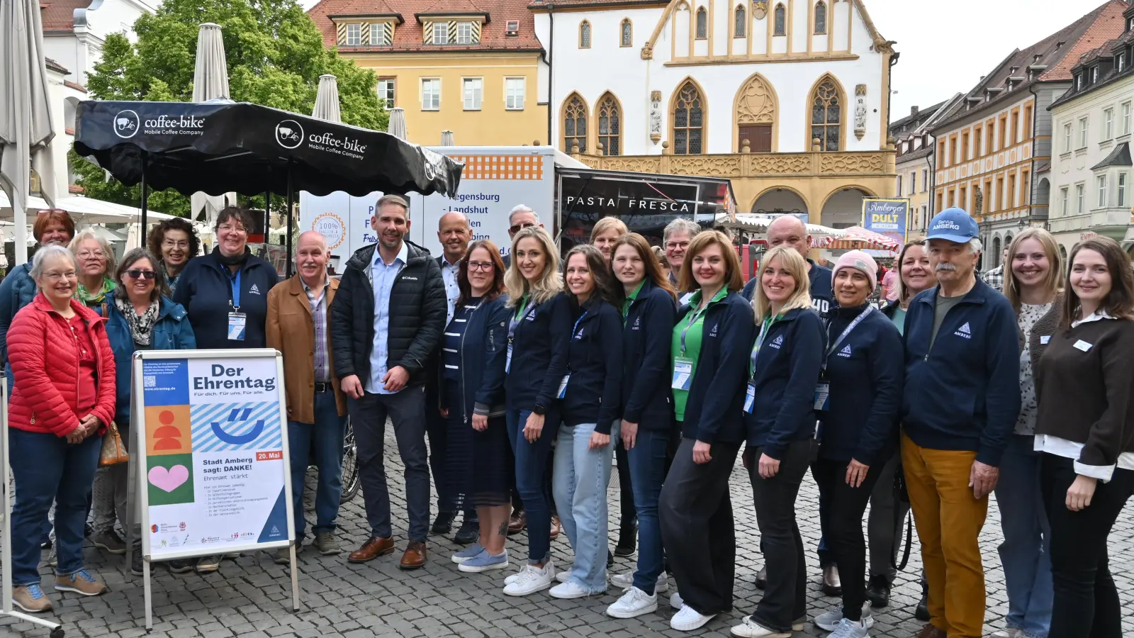 Ambergs neuer OB Michael Fritz (Achter von links) besuchte ebenfalls den Ehrentag am Amberger Marktplatz und zeigte sich beeindruckt vom großem Engagement der vertretenen Einrichtungen und Organisationen. (Bild: Simon Hauck)