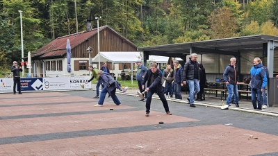 35 Jahre nach dem Abitur am Gymnasium Neustadt/WN noch gut in Form: Der Abiturjahrgang 1990 trifft sich im fünfjährigen Turnus zum gemütlichen Beisammensein. Davor steht jedoch der sportliche Wettkampf auf der Anlage der Eisstockfreunde in Neustadt/WN auf dem Programm. (Bild: Andrea Dobmeier)