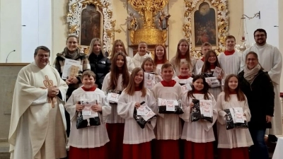 Neun neue Ministranten in der Pfarrkirche Mariä Himmelfahrt feierlich aufgenommen.  (Bild: Nicola Hummer)