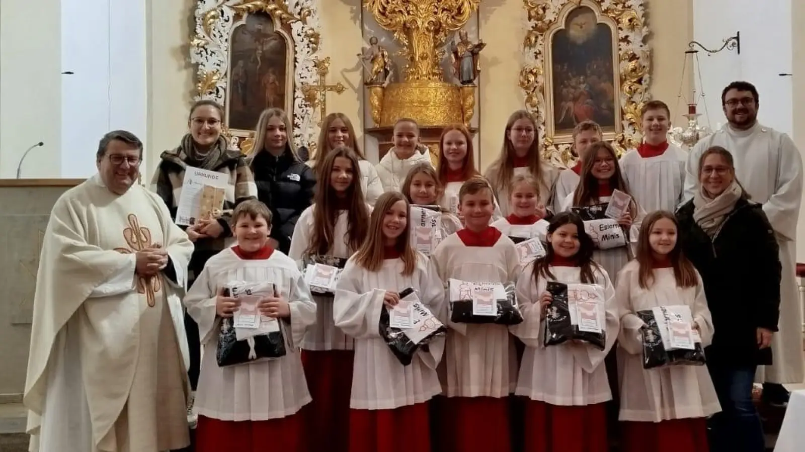Neun neue Ministranten in der Pfarrkirche Mariä Himmelfahrt feierlich aufgenommen.  (Bild: Nicola Hummer)