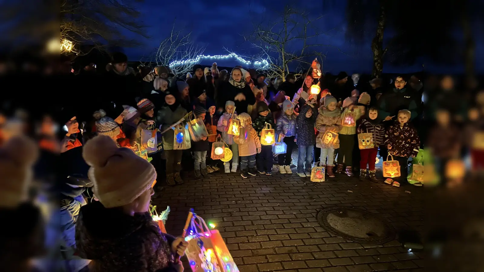 Laternenzug der Kinder des Kinderhauses St. Christoph. (Bild: Anja Thalhauser)