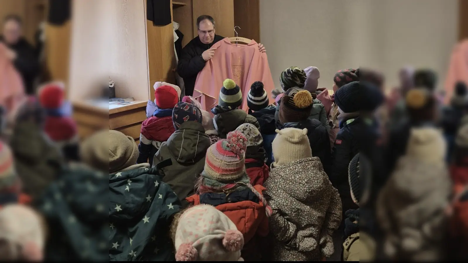 Die Kinder des Schwarzachtal-Kindergartens entdecken die Welt der Berufe. (Bild: Katrin Schymala)