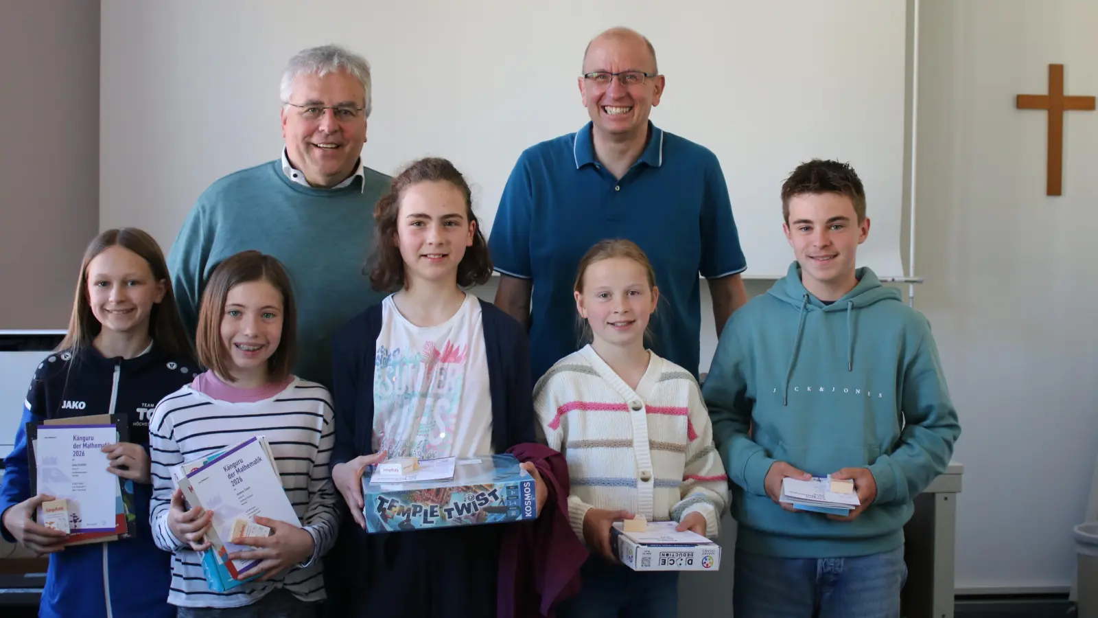 Hinten von links: Schulleiter OStD Joachim Zembsch, StD Stefan Landgraf. Vorne von links: Schöffel Anna, Eckelt Johanna, Haaf Sophia, Angermann Marie, Söllner Ben.<br> (Bild: Manuela Borkowski)