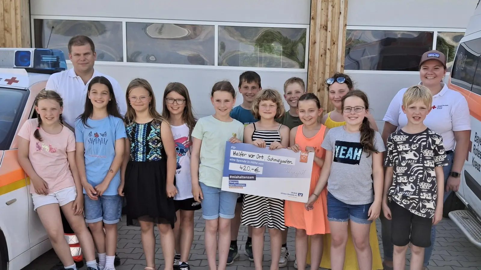 Stolz übergeben die Erstkommunionkinder aus Trisching und Rottendorf den Spendenscheck an den HvO-Dienst für das Einsatzfahrzeug.  (Bild: Sonja Pröls)