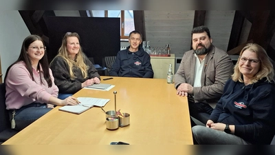 Vertreter der Stadt und des Schlacken e.V. beim Orga-Treffen zum Stadtlauf Sulzbach-Rosenberg. (Bild: Heidi Franitza)