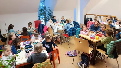 Die Kinder basteln ihrer Weihnachtskugeln. (Bild: Sabine Liewald)