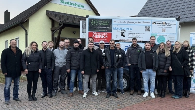 Sponsoren des Kühlanhängers und des Grills für die Schwarzenfelder Siedlergemeinschaft mit Vorsitzendem Frederik Lorenz (10.v.l.) (Bild: Stefan Schmidberger)