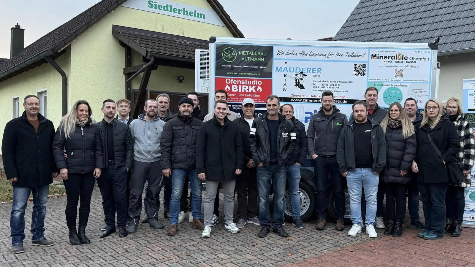 Sponsoren des Kühlanhängers und des Grills für die Schwarzenfelder Siedlergemeinschaft mit Vorsitzendem Frederik Lorenz (10.v.l.) (Bild: Stefan Schmidberger)