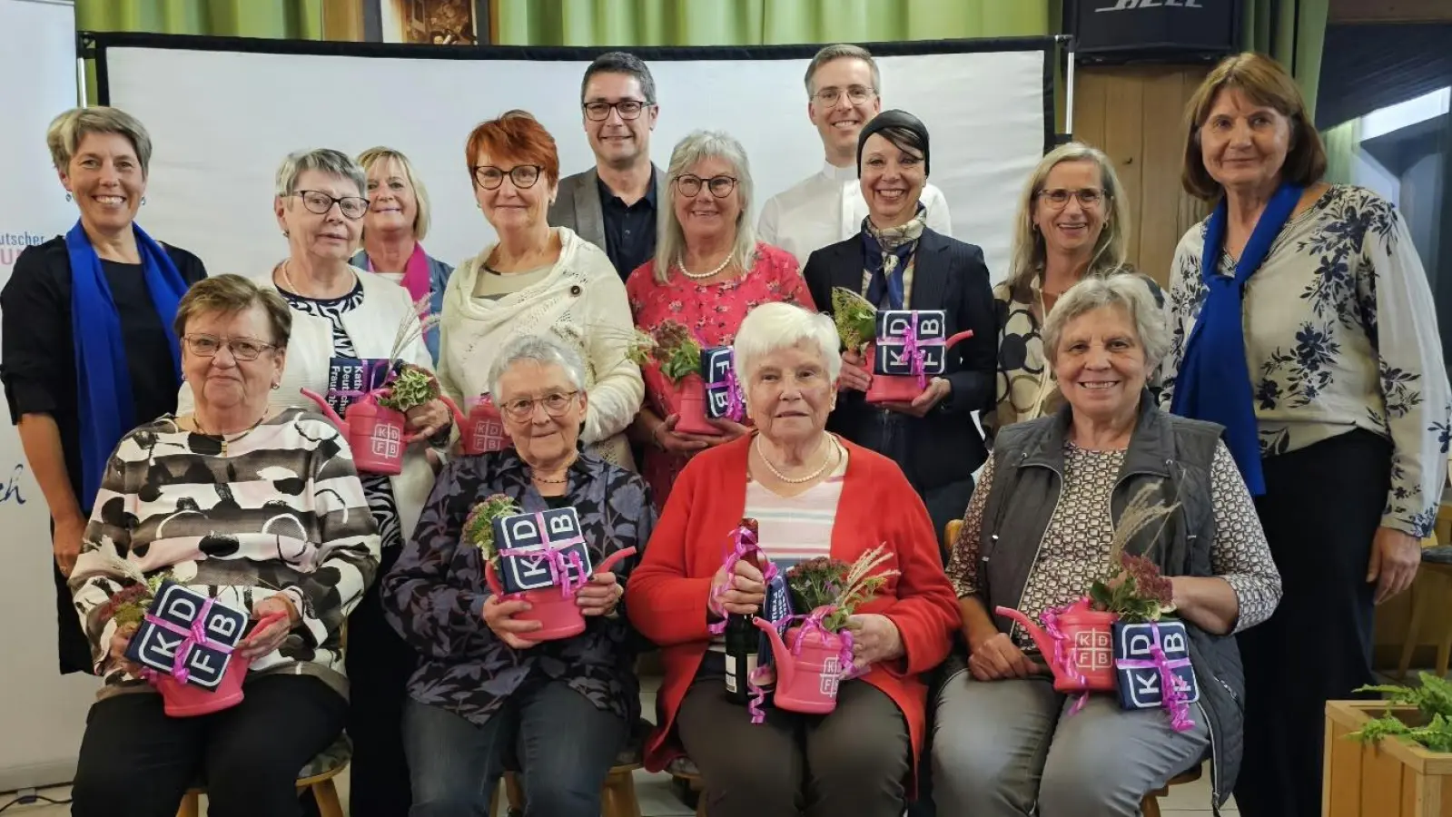 Geehrte Mitglieder des Frauenbundes Neustadt/WN mit Vorsitzender Stefanie Hetz, Diözesanvorsitzender Martha Bauer, Stadtpfarrer Thomas Kopp, zweitem Bürgermeister Armin Aichinger, stv. Vorsitzender Kerstin Aichinger und Bezirksvorsitzender Inge Trottmann (v.l.).  (Bild: Sandra Heydorn)